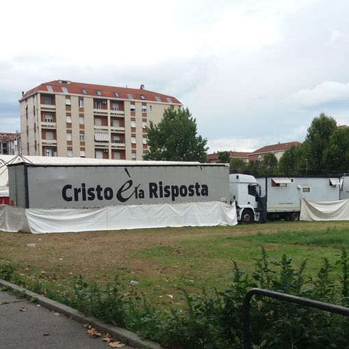 Un tendone della Chiesa Evangelica nel prato di corso Traiano: &quot;Vi accogliamo ogni sera&quot;