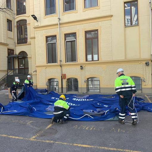 Coronavirus, Protezione Civile al lavoro per montare tende fuori dai pronto soccorso: &quot;Fondamentali per fare da filtro&quot;