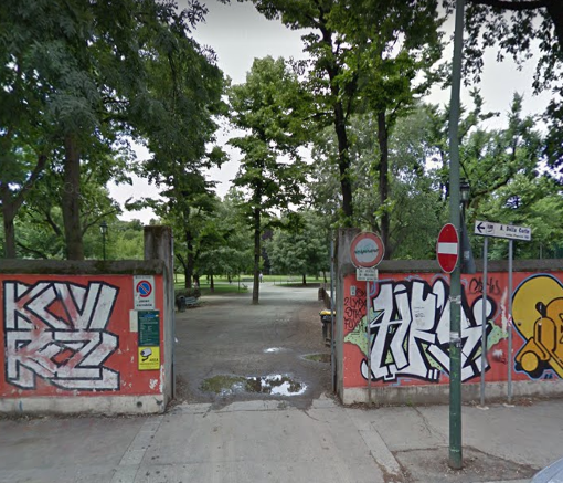 Il campetto di calcio del parco della Tesoriera a Torino trasformato in area cani “fai da te”