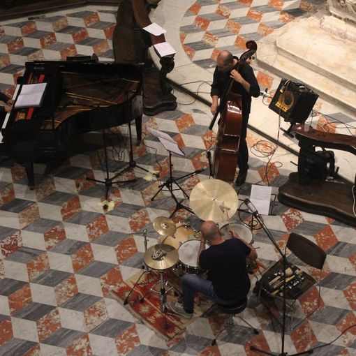 Domenica alla Cappella dei Mercanti un trio jazz per approdare su un'isola sicura