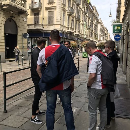 Tifosi dell’Ajax in centro a Torino: pub presi d’assalto, meeting point al Valentino