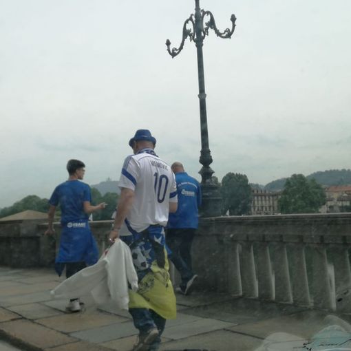 Stasera a Torino Italia-Bosnia, i tifosi ospiti colorano di giallo e blu la città