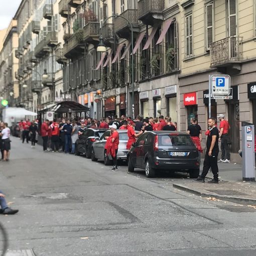 Sale la febbre per Juve-Bayer Leverkusen: fiumi di birra per un centinaio di tifosi tedeschi in centro a Torino