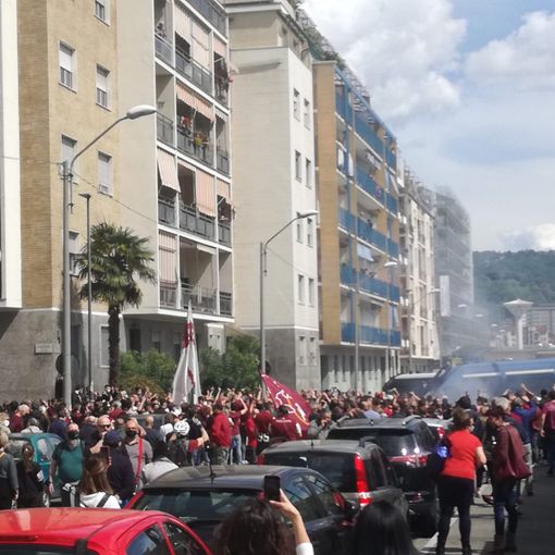Tifosi del Toro fuori dallo Stadio Filadelfia