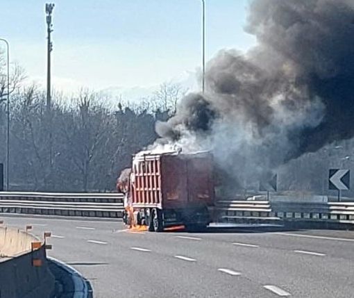 Autocarro va a fuoco all'altezza dell'interscambio per Piacenza, traffico in tilt sulla tangenziale
