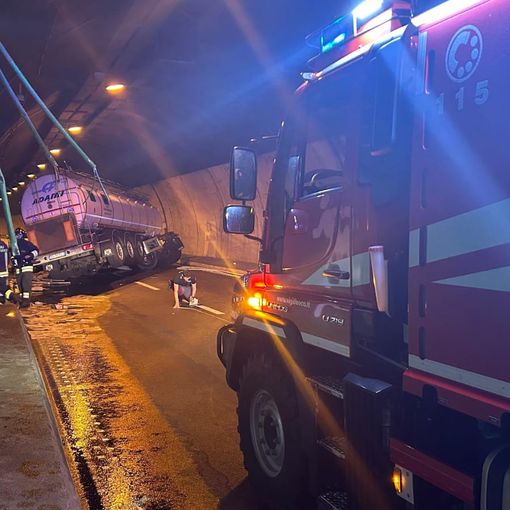 Tir perde il carico nella galleria del Cels, circolazione a lungo bloccata sull'A32