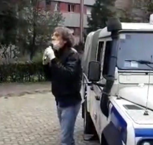 Coronavirus, Tolardo con il megafono per le vie di Nichelino: &quot;State a casa, vedo troppi cani che portano in giro i loro padroni&quot; (VIDEO)