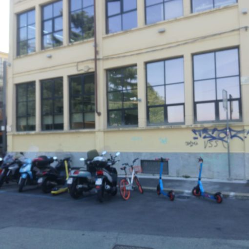 ex fabbriche recuperate in una strada di Torino