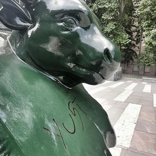 Il Toret gigante vandalizzato, foto tratta dalla pagina Facebook Boogia.net