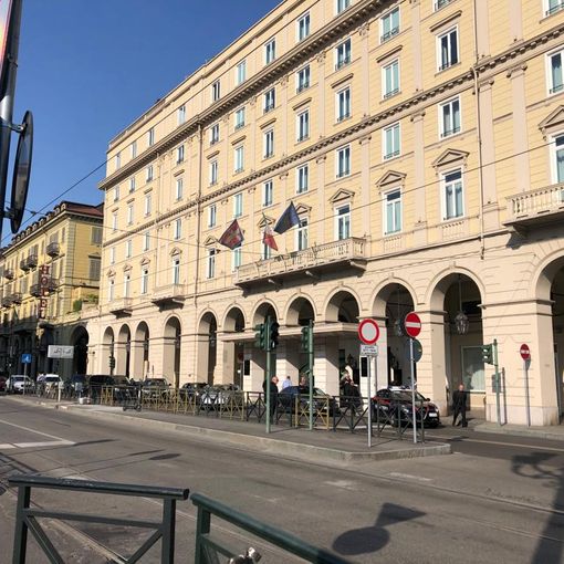 auto delle forze dell'ordine davanti a un albergo del centro