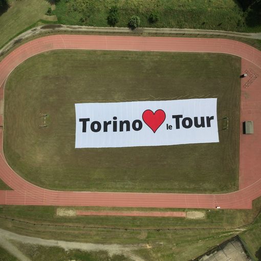 “Torino love le Tour”, al campo sportivo della Caserma Porcelli l'immensa scritta saluterà l'arrivo della corsa gialla [VIDEO]