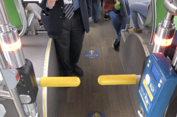 Con i tornelli sui bus aumentano i passeggeri che pagano il biglietto