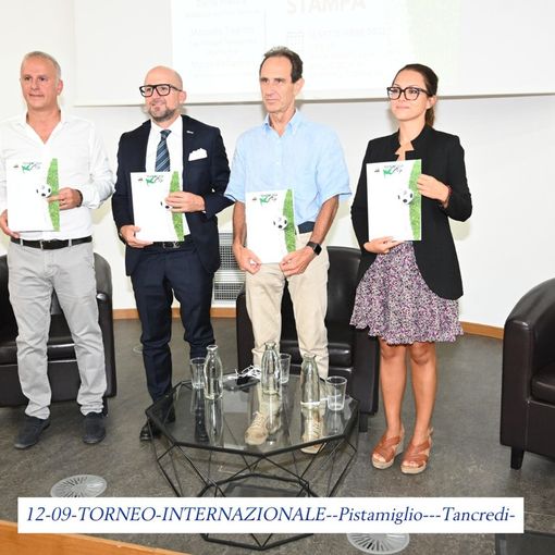 quattro persone sul palco
