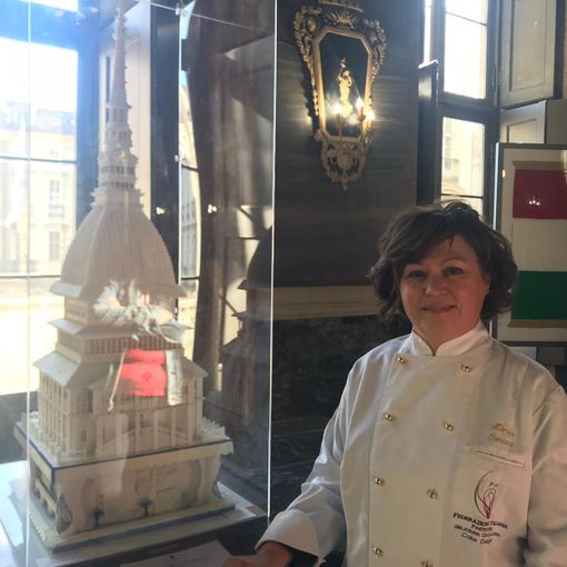 In Comune una torta formato Mole Antonelliana: “Ispirata al simbolo di Torino, è una copia perfetta dell’originale” (FOTO e VIDEO)