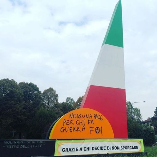 Torino, nuovamente imbrattato il “Totem della Pace” della Pellerina