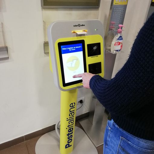 Distanza e sicurezza anche alle Poste: a Torino arrivano le app, le prenotazioni whatsapp e i totem per sapere chi c'è in coda