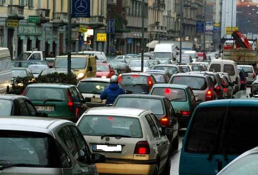 Bici vs macchine a Torino, scontro tra M5S e il no all'estensione della Ztl
