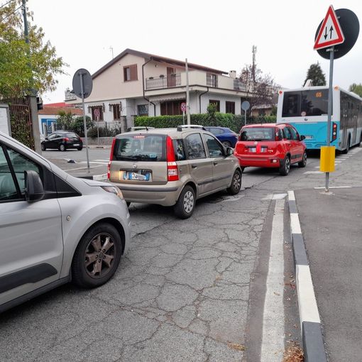 Strada Antica di Collegno è soffocata dal traffico, i residenti si mobilitano: &quot;No al collegamento con via Servais&quot;