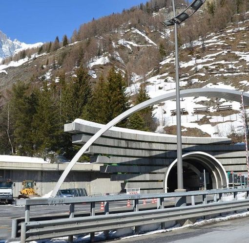 La Francia &quot;stappa&quot; i valichi. Per la prima volta si parla di raddoppio del Bianco