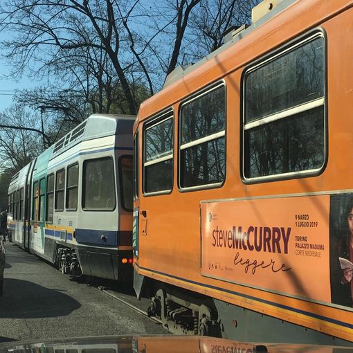 tram vecchi e nuovi lungo una strada di Torino