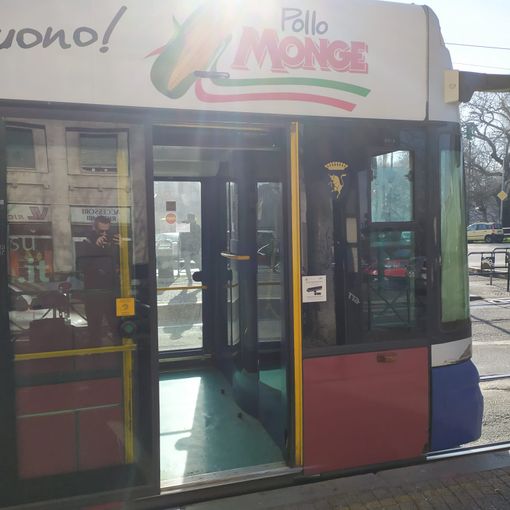 Il tram 4 è iper affollato, Gtt corre ai ripari: due mezzi in più in servizio durante l’emergenza Coronavirus