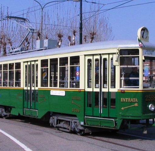 Continuano le scorribande (teatrali) metropolitane: spettacoli all'aperto, al chiuso e sul tram