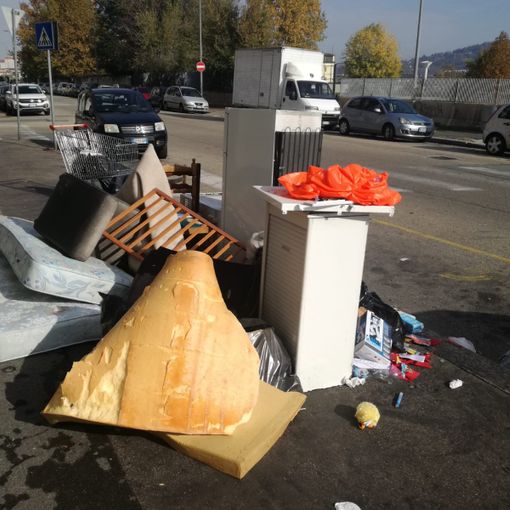 Arredi, sedie e materassi sul marciapiede