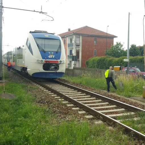 Camion trancia i cavi elettrici del treno e il convoglio rimane bloccato alle porte di Ciriè