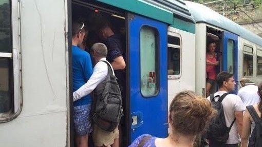 treno affollato - foto d'archivio