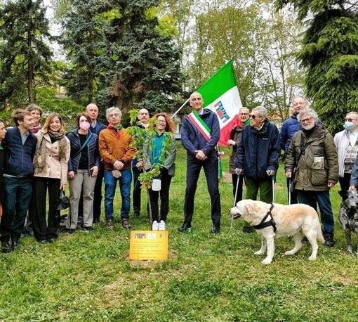 Gruppo di persone con al centro Francesco Tresso con fascia tricolore