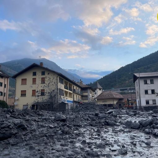 Bardonecchia, spalano anche i turisti: &quot;Prima il boato, poi l'onda di fango&quot;. Stasera ancora temporali. E Cirio chiede lo Stato di Emergenza