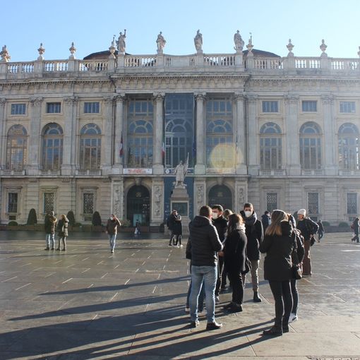 turisti davanti a Palazzo Madama