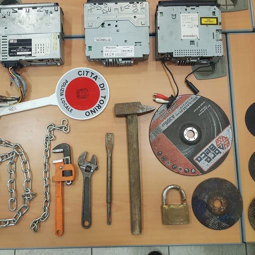 Ubriaco e senza patente va a sbattere contro le auto in sosta dopo un inseguimento con la polizia: arrestato e multato di 6mila euro