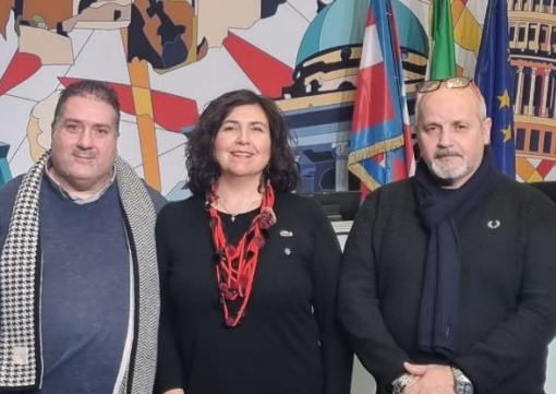 Tre persone in posa in primo piano