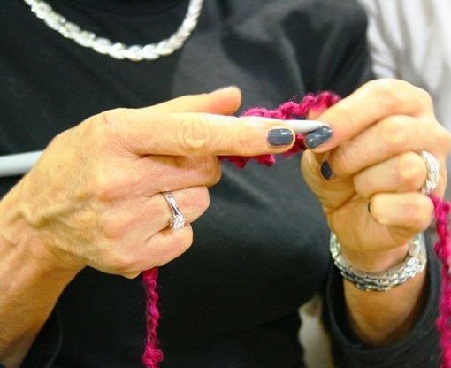 Lavorare a maglia e all'uncinetto torna di moda: ecco gli incontri a Bardonecchia