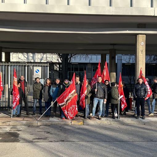 Unipol service, si torna in piazza: anche oggi 8 ore di sciopero con manifestazione davanti alla sede di Torino: “Malessere fuori controllo”