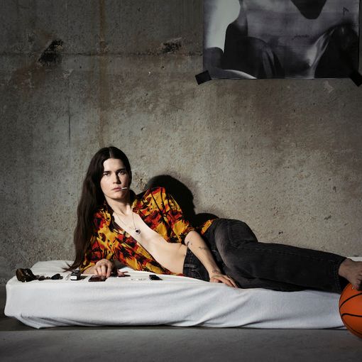 Cultura pop tra metal e grunge: una performance di Anne Imhof al Castello di Rivoli