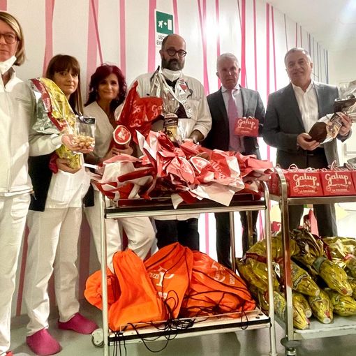 L'associazione Fai entrare il Sole porta colombe e uova ai piccoli pazienti del Regina Margherita
