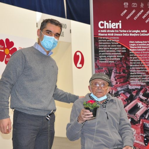 Sindaco Sicchiero con persona vaccinata