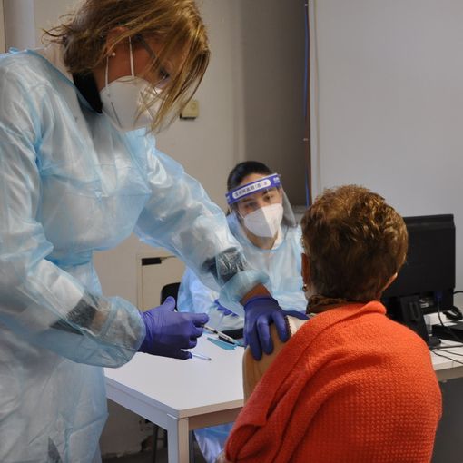 Covid, oggi 16.835 vaccinati. Nelle scuole sono in aumento focolai e quarantene