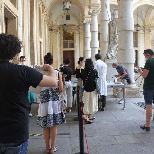 studenti in coda per essere vaccinati