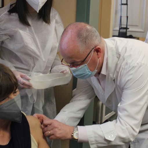 Over 70, primi vaccini negli studi dei medici di base: “L’ho fatto per riabbracciare la mia nipotina” (VIDEO e FOTO)