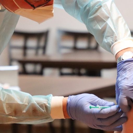 Covid, andamento ancora decrescente: la positività dei tamponi non raggiunge l'1%