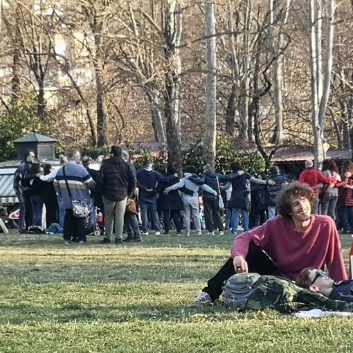 Da piazza d'Armi al Valentino: ai tempi del Coronavirus la gente riscopre la voglia di aria aperta [FOTO]