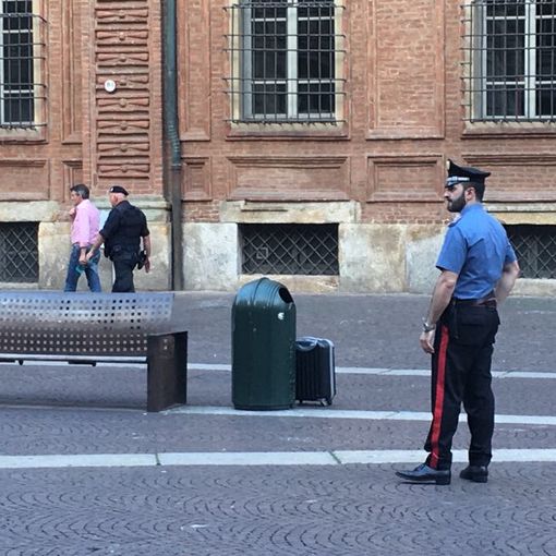 Valigia abbandonata in piazza Carignano davanti al teatro, accertamenti in corso