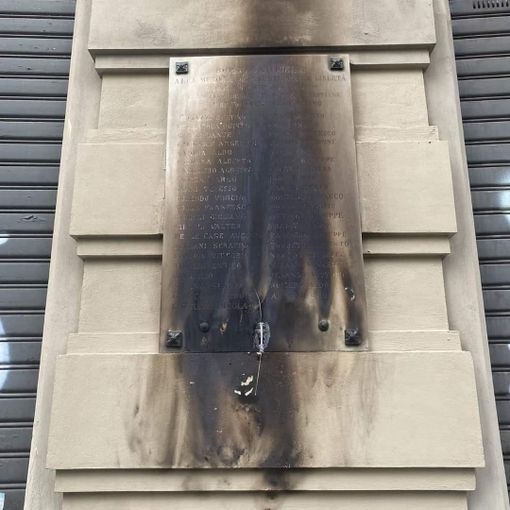 Lo scorso 14 settembre ignoti avevano dato fuoco alla corona di alloro posata in onore dei caduti