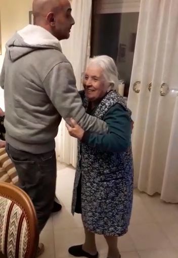 Nonna Maria, 104 anni, operata al femore al San Giovanni Bosco dopo una caduta mentre ballava in casa (VIDEO)