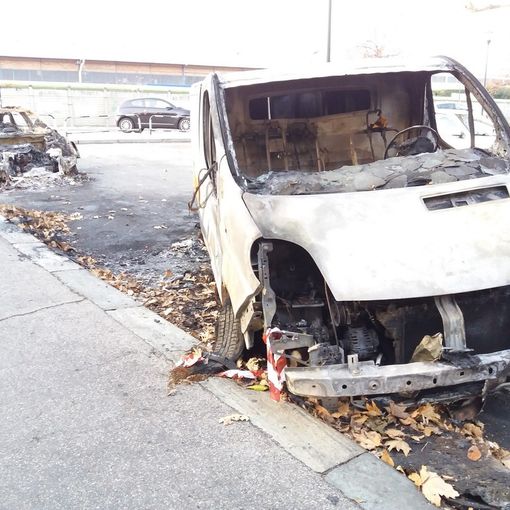 Quei veicoli in cenere dimenticati in via Buriasco