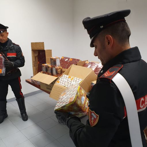 Un quintale di botti illegali tra frutta e verdura del mercato: sequestrati 133 kg di fuochi a Venaria
