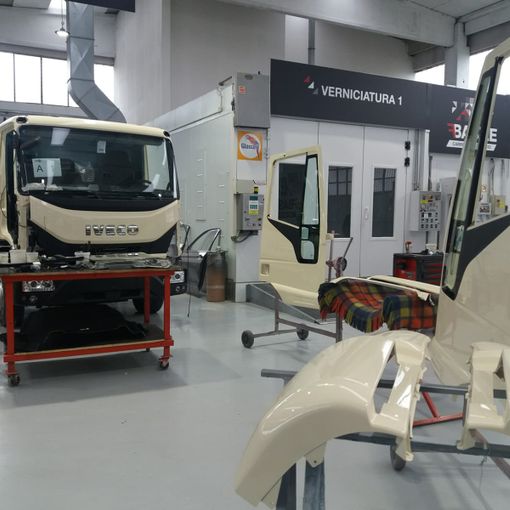 Verniciatura di veicoli commerciali: cura del dettaglio alla Carrozzeria Fratelli Basile [VIDEO]